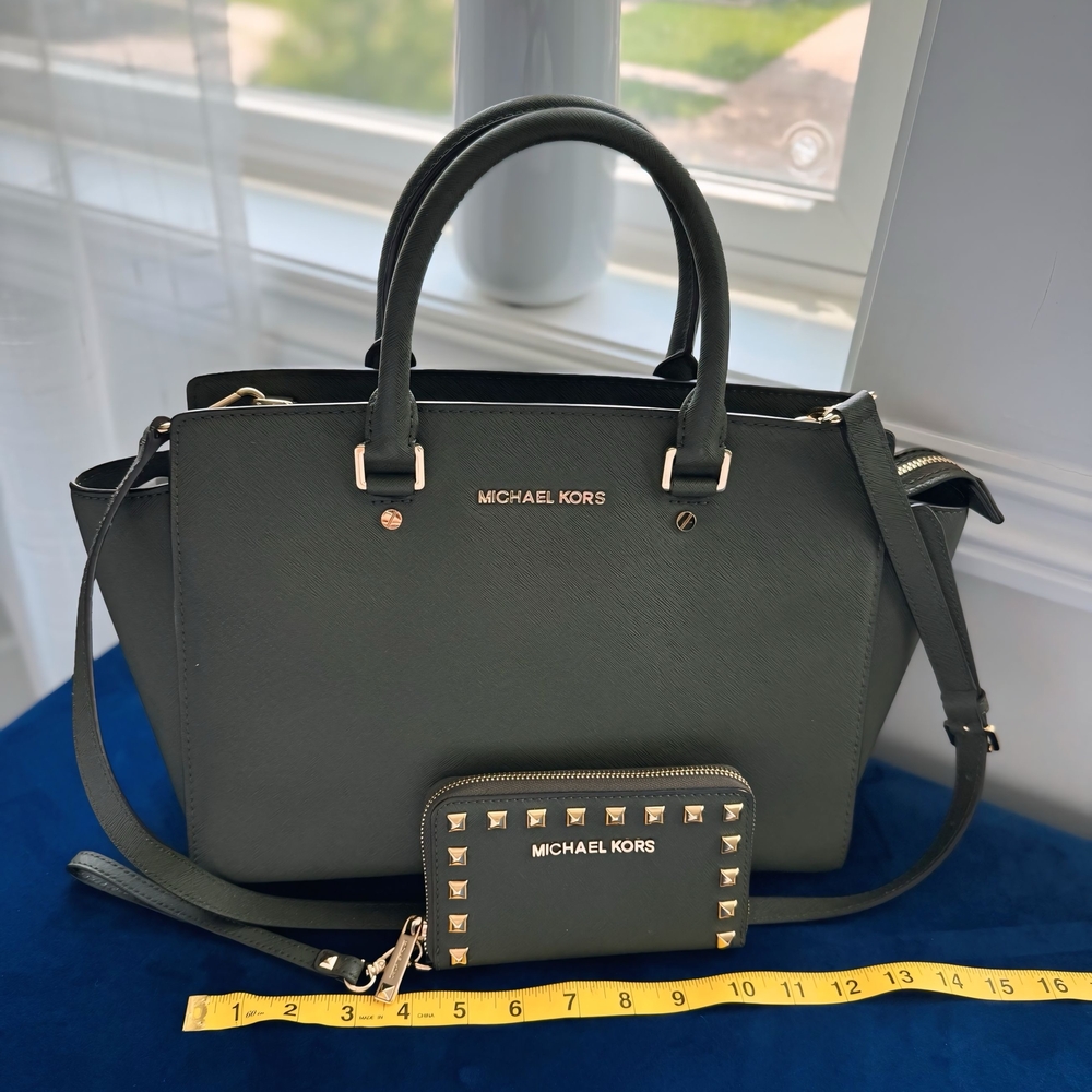 Michael Kors Black Shoulder Bag with Structured Design